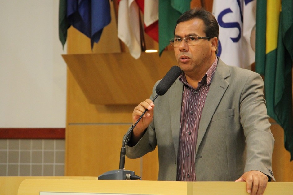 Arildo Batista pede substituição de postes de madeira no Bandeira Branca II