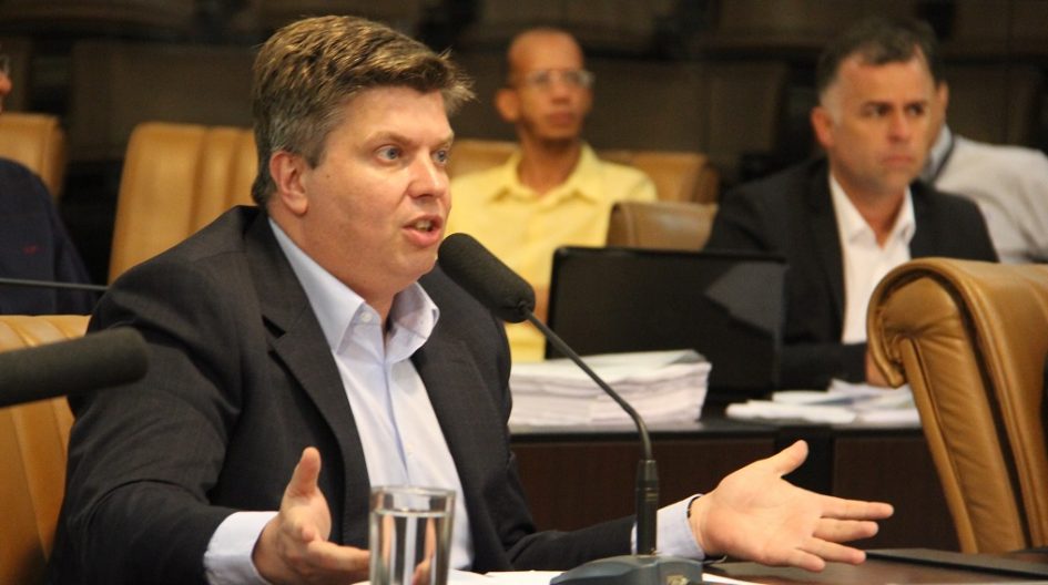 Rodrigo Salomon pede reposicionamento de poste em frente à garagem de munícipe