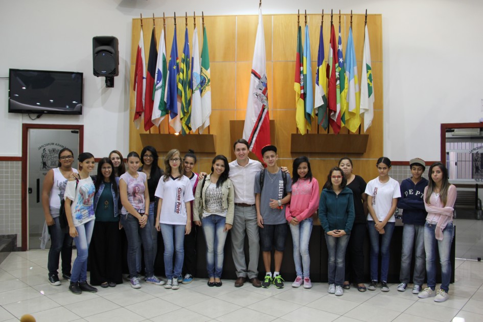 Câmara de Jacareí recebe alunos para discutir cidadania