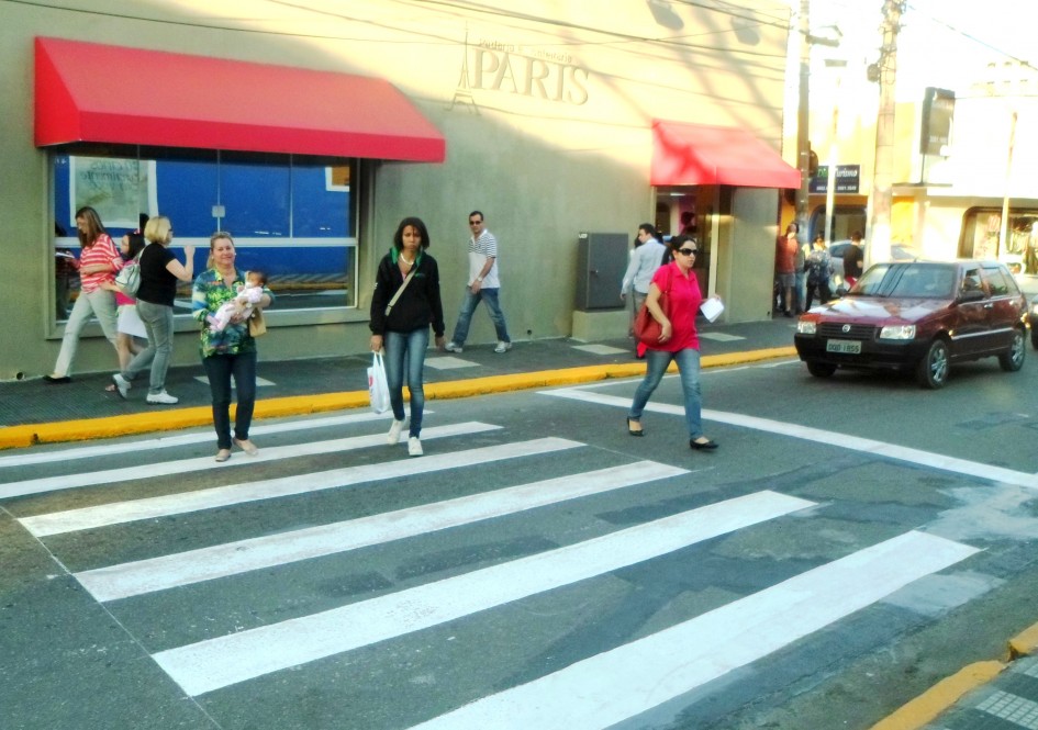 Hernani Barreto indica pintura de faixa de pedestres no centro da cidade