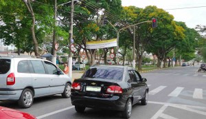 Infraestrutura atende pedido de Edinho Guedes e instala semáforo próximo à UBS Parque Brasil