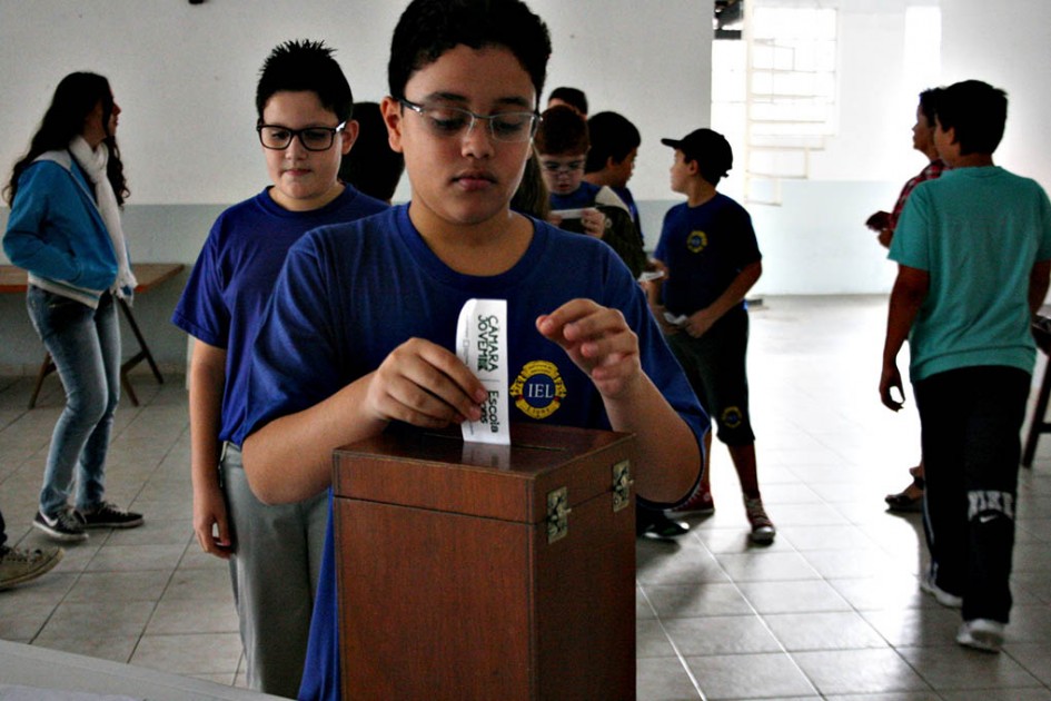 Alunos escolhem os 13 vereadores do Projeto Câmara Jovem de Jacareí