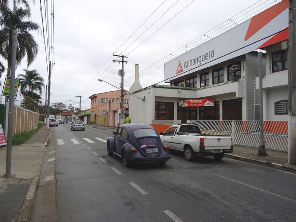 Edinho pede estudo para colocação de redutor de velocidade em frente à Faculdade Anhanguera