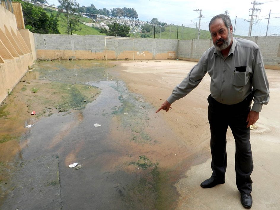 Valmir pede solução para esgoto a céu aberto no Residencial Santa Isaura