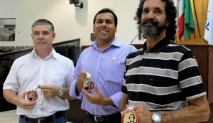 Vereadores recebem Medalha Tiradentes por atuação em Jacareí