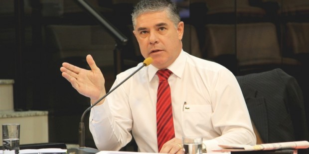 Fernando questiona Prefeitura sobre pavimentação e desemprego em Jacareí