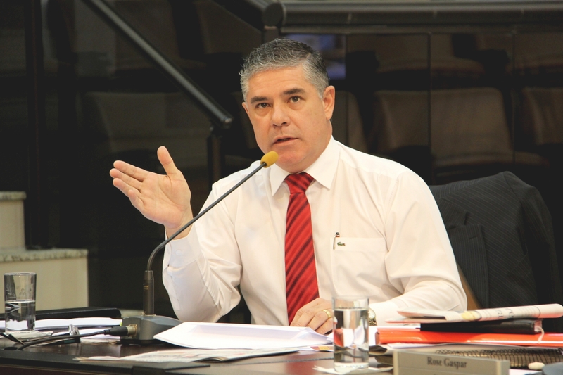 Fernando questiona Prefeitura sobre pavimentação e desemprego em Jacareí