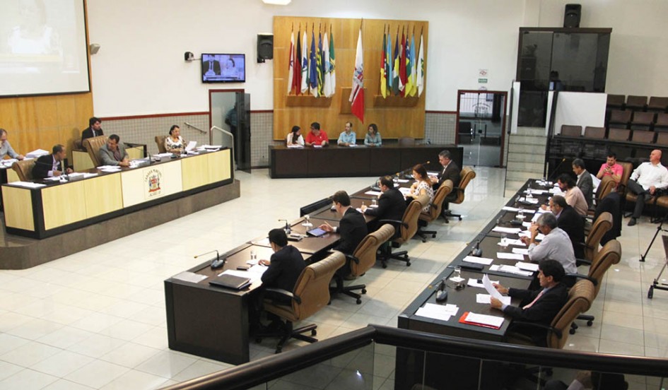 Vereadores acatam vetos do Executivo e aprovam outros dois projetos