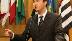 Edinho Guedes quer fiscalização da Cetesb em empresa de biomassa em Jacareí