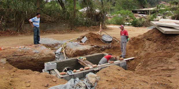 Paulinho do Esporte acompanha obras de pavimentação no Rio Comprido