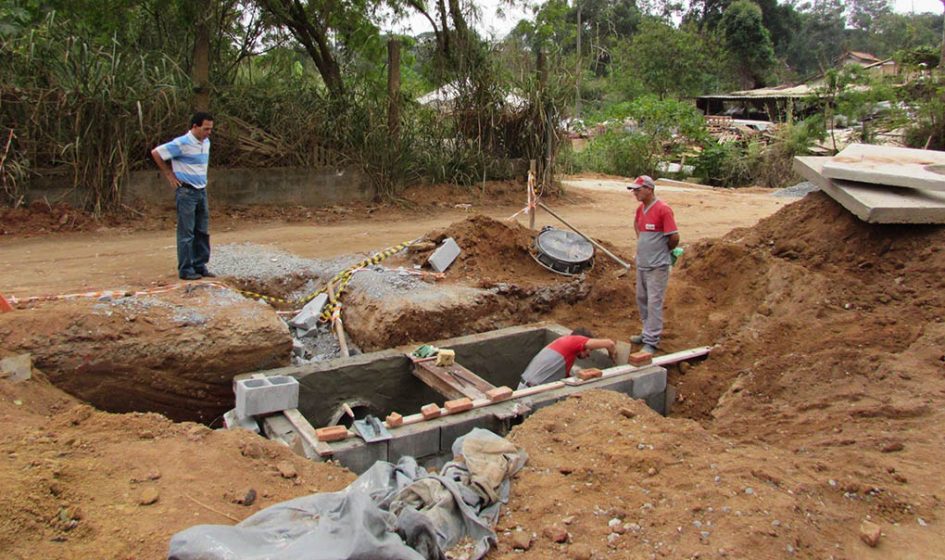 Paulinho do Esporte acompanha obras de pavimentação no Rio Comprido