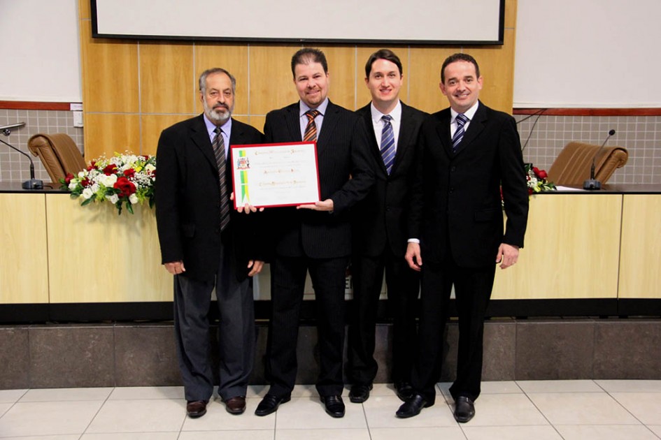 “A solução para nosso país é a educação”, diz professor homenageado pela Câmara título de cidadania