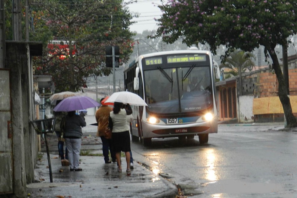Valmir do Parque Meia Lua questiona falta de coberturas em pontos de ônibus