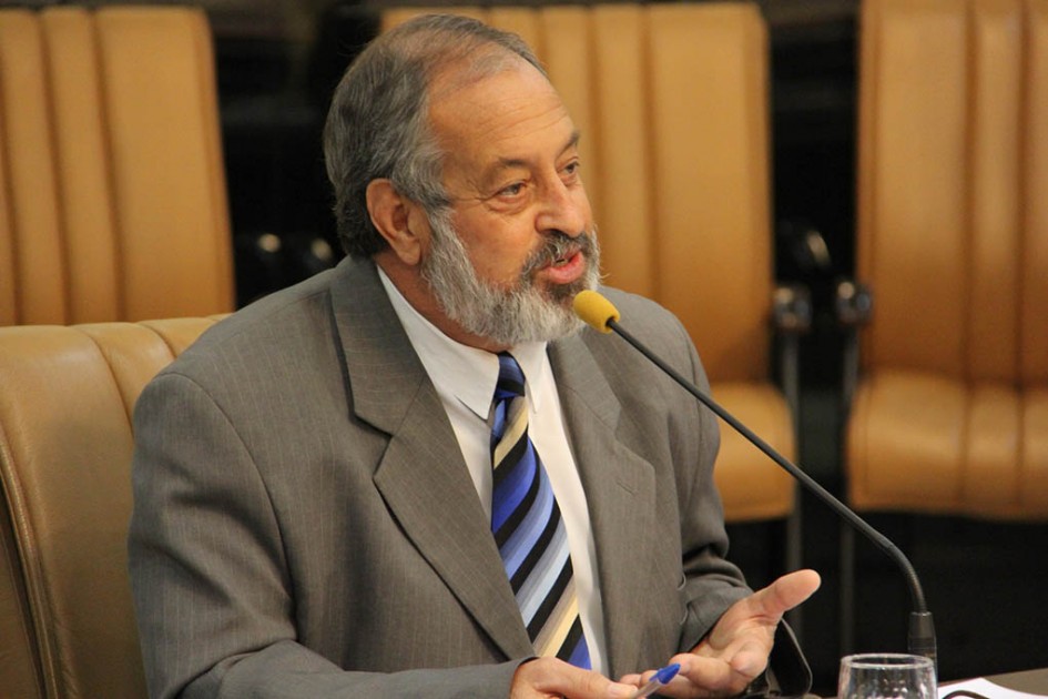 Valmir do Parque Meia Lua questiona falta de médico geriatra no SIM