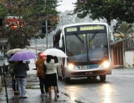 Valmir faz representação contra prefeito no Ministério Público por melhoria em pontos de ônibus