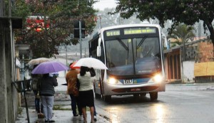 Valmir faz representação contra prefeito no Ministério Público por melhoria em pontos de ônibus