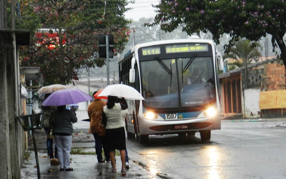 Valmir faz representação contra prefeito no Ministério Público por melhoria em pontos de ônibus