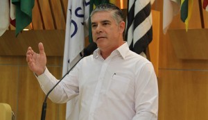 Fernando questiona prefeito sobre gastos na saúde e asfalto para a região oeste