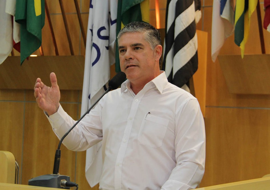 Fernando questiona prefeito sobre gastos na saúde e asfalto para a região oeste
