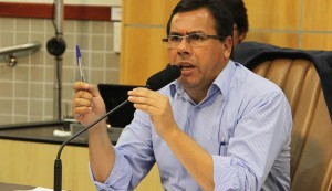 Arildo Batista pede realização de “Operação Tapa Buracos” e limpeza de áreas verdes na região leste