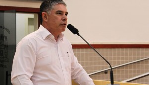 Fernando da Ótica pede nivelamento de asfalto no Terras da Conceição e remédios para o Vila Garcia