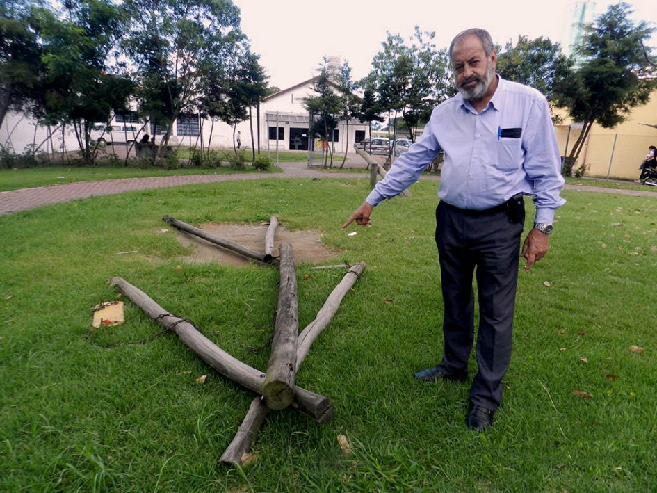 Valmir do Parque Meia Lua solicita manutenção em playground ao lado do SIM