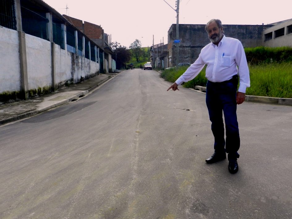 Vereador Valmir pede recuperação de asfalto no Parque Imperial