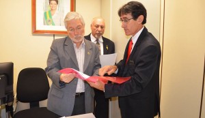José Francisco leva a Brasília abaixo-assinado reivindicando melhorias para Santa Casa de Jacareí