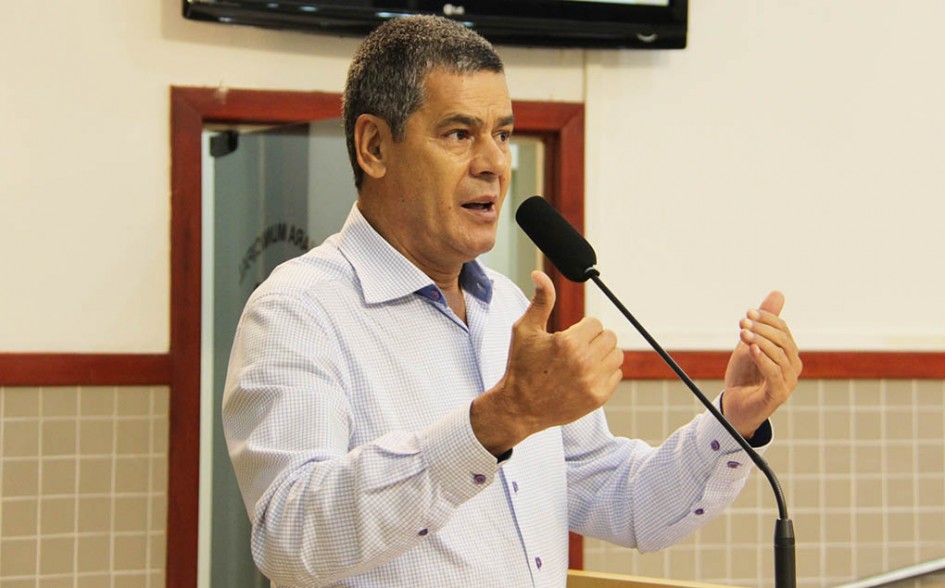 Maurício Haka pede limpeza em creche do Igarapés