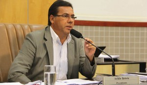 Arildo Batista solicita desassoreamento e limpeza de córrego no bairro dos Remédios