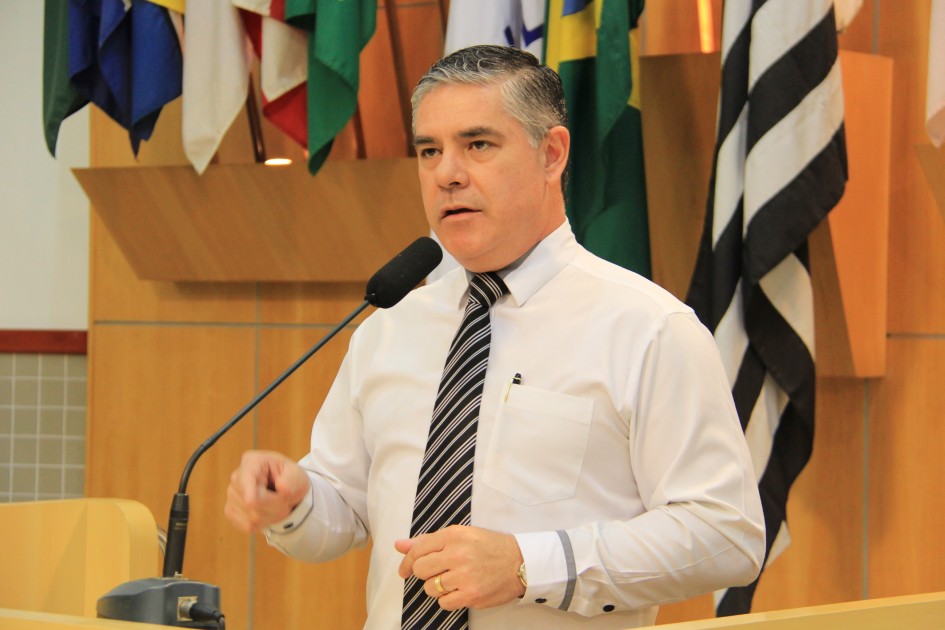 Fernando questiona União e Estado sobre permissão de venda de álcool em espaços educacionais