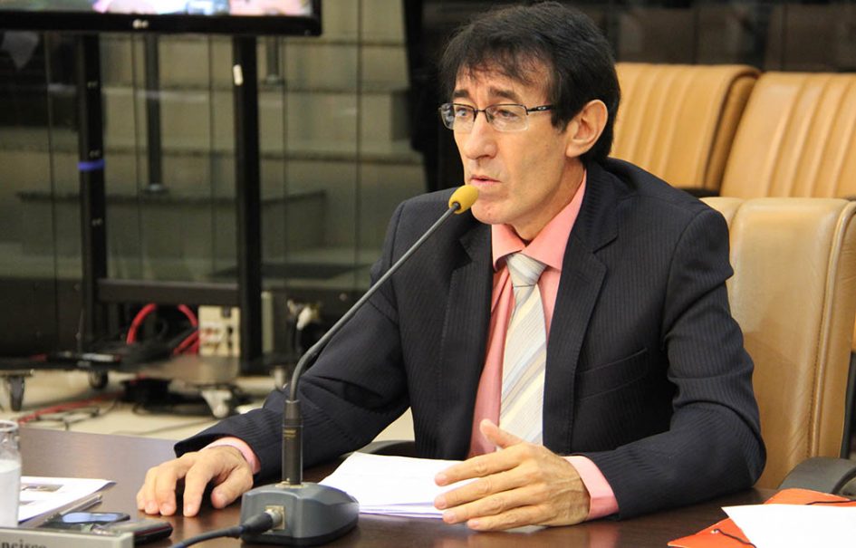 José Francisco pede remoção de poste no meio da avenida dos Migrantes