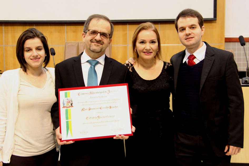 Pastor Luiz Sanches recebe título de Cidadão Jacareiense na Câmara Municipal