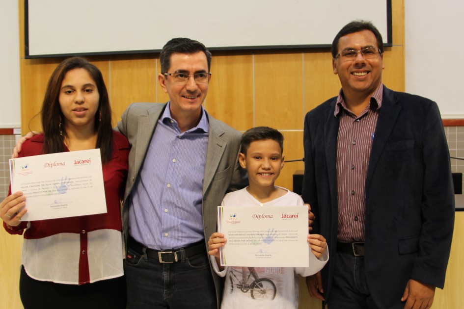 Presidente da Câmara e Prefeito Por Um Dia tomam posse na Câmara Municipal