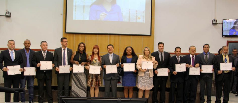 Prefeito e vereadores eleitos são diplomados na Câmara Municipal de Jacareí