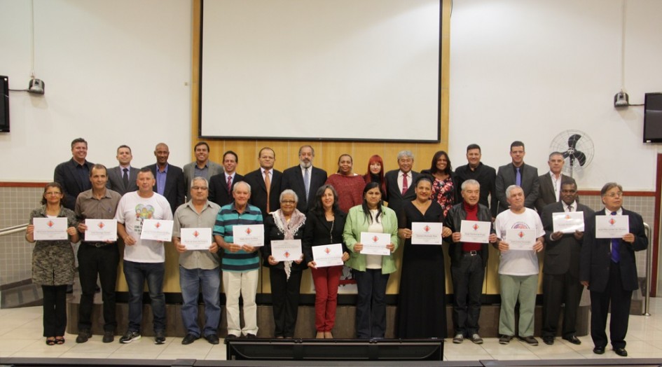 “O que me espanta não é o grito dos maus, mas o silêncio dos bons”, lembrou Lucimar em homenagem a líderes comunitários