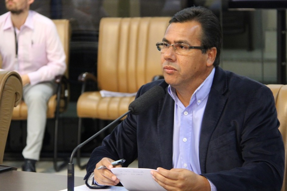 Arildo cobra esclarecimentos em relação aos veículos próprios, alugados e contratados pela prefeitura
