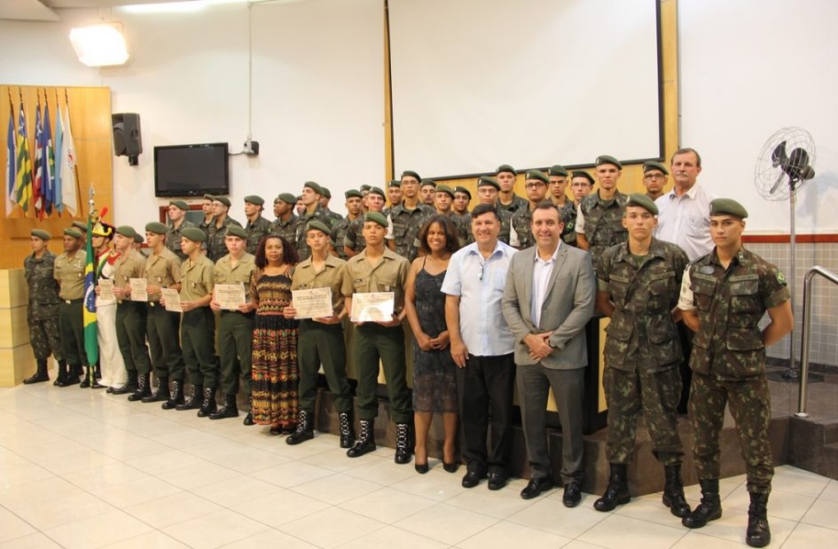 Em solenidade, Câmara homenageia atirador do Tiro de Guerra de Jacareí