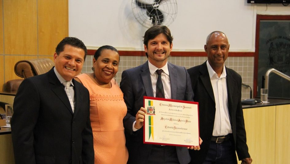 André do Prado e Marcio Alvino recebem títulos de cidadania durante solenidade na Câmara