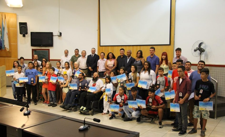 Atletas de Jacareí que mais se destacaram em 2017 recebem homenagem na Câmara