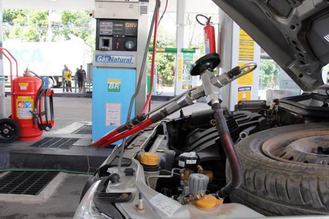 Câmara derruba veto e mantem restrições para abastecimento de veículos com gás natural