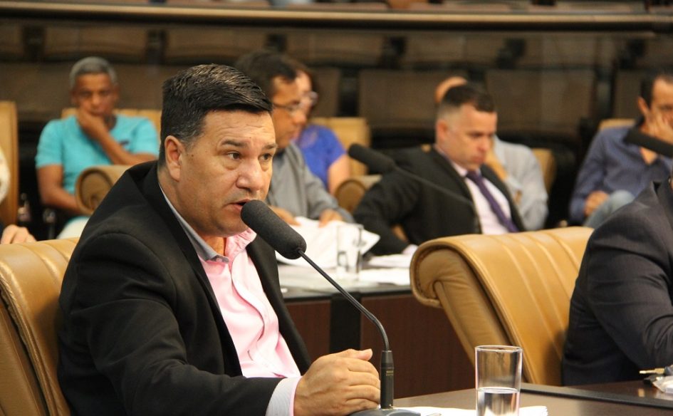 Aderbal requisita à prefeitura concretagem de viela na região oeste