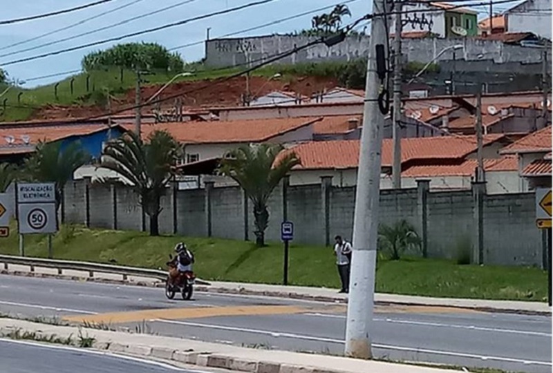 Arildo pede abrigo em ponto de ônibus na Nilo Máximo em trecho no Jardim Pitoresco