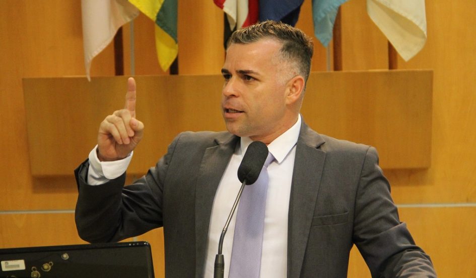 Luís Flávio indica cascalhamento e motonivelamento na Estrada Velha de Igaratá