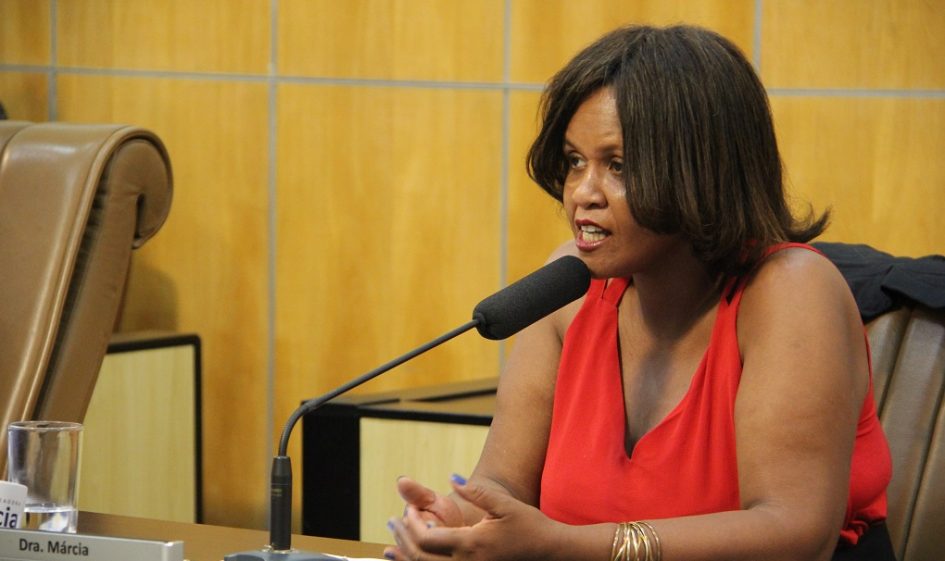 Márcia Santos questiona ações da prefeitura para reduzir número de faltas de pacientes às consultas