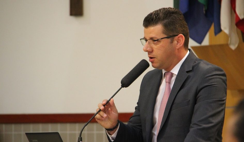 Abner quer proibir venda de bebidas alcoólicas dentro do EducaMais Jacareí