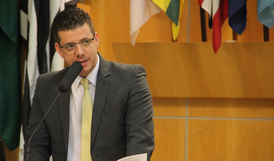 Abner quer substituição de poste de madeira no Jardim Nova Esperança