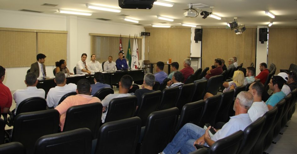 Câmara reúne taxistas e motoristas de aplicativos para discutir novas regras do setor