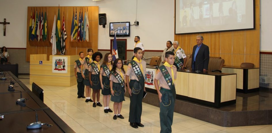 Luzeiros do Vale recebem título de mérito em noite solene na Câmara Municipal