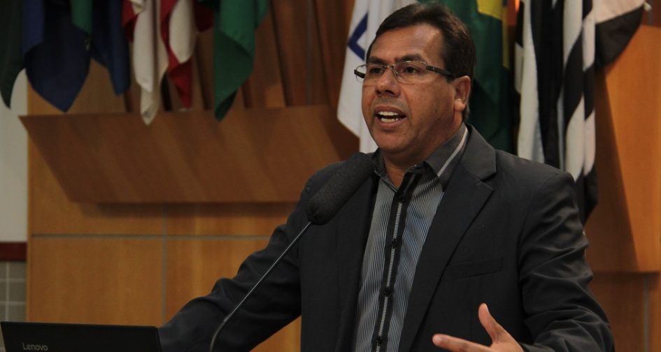 Arildo pede manutenção de postes e poda de árvores no Jardim Jacinto e Parque Santo Antônio